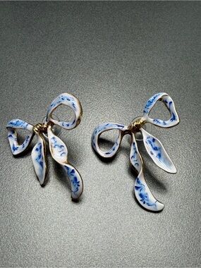 Hand-Painted Blue and White Porcelain Bow Drop Earrings 368ue